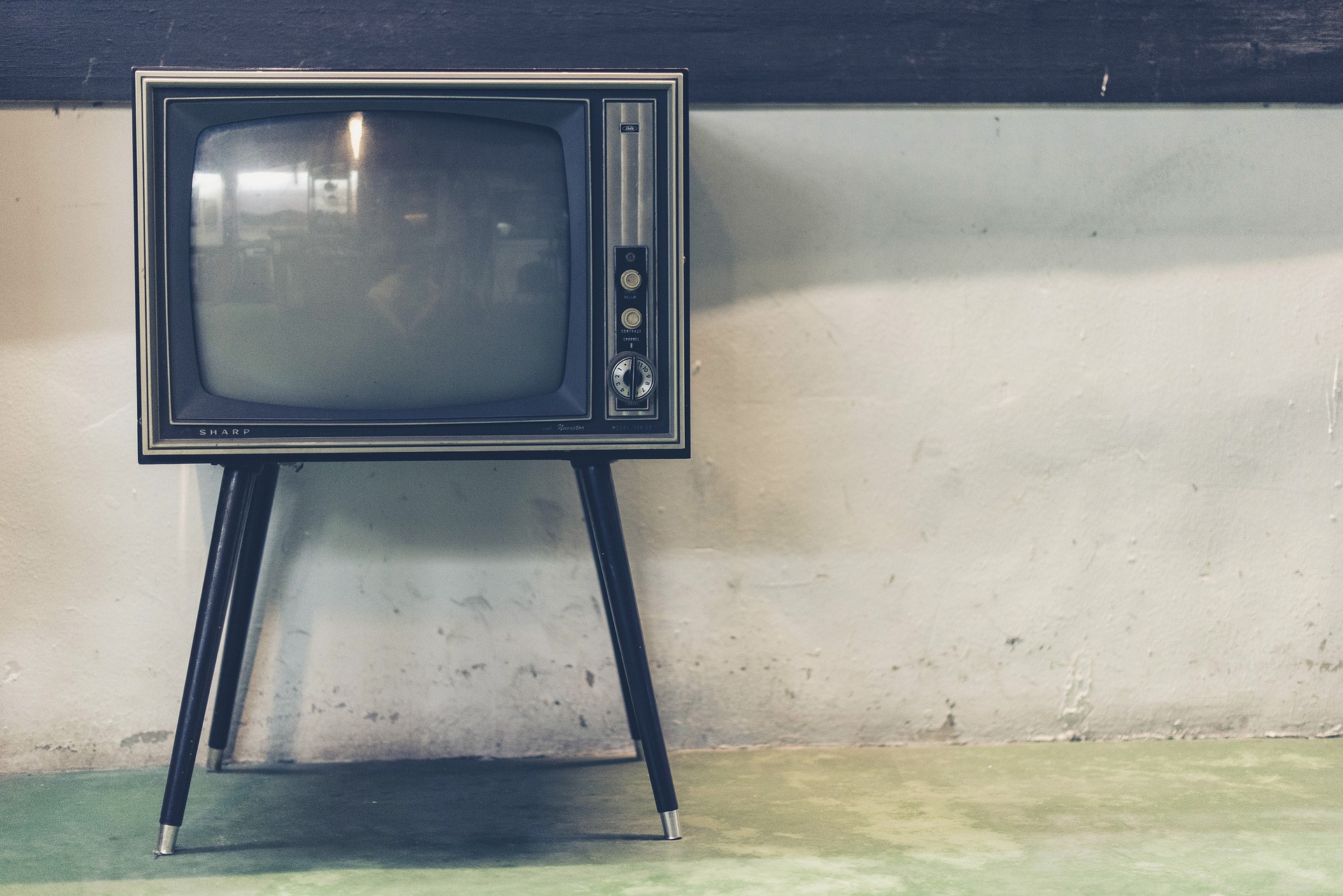 テレビがなくても生きていける時代なのに、家が大きくなると何で大きなテレビを購入するのだろう？