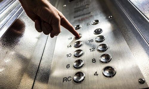 古いエレベーターに開けるボタンしかない！？